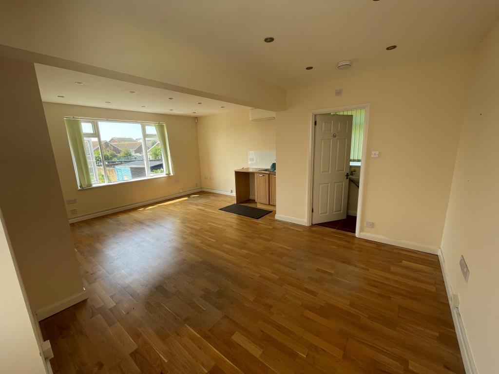 Lot: 110 - WELL-PRESENTED MAISONETTE - First Floor with kitchenette